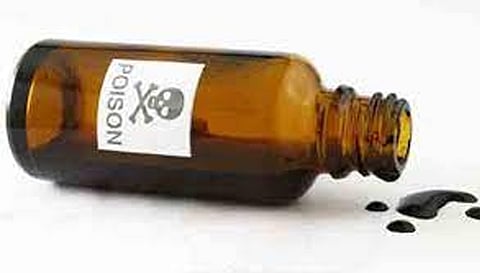 சேலம் அரசு ஆஸ்பத்திரியில் தொடர்ந்து சிகிச்சை அரசு பள்ளி மாணவிகள் 4 பேர் விஷம் குடித்தது ஏன்? விடுதியில் போலீசார் அதிரடி விசாரணை