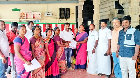 சுரண்டை சிவகுருநாதபுரம் முப்புடாதி அம்மன் கோவிலில் நடைபெற்ற சிறப்பு முகாமை நகராட்சி தலைவர் வள்ளி முருகன் தொடங்கி வைத்தபோது எடுத்தபடம்.