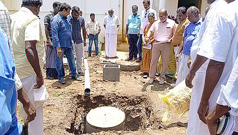 உறிஞ்சிக்குழிகள் அமைக்கும் முறைகள் குறித்து செயல்விளக்கம் அளிக்கப்பட்டது. 