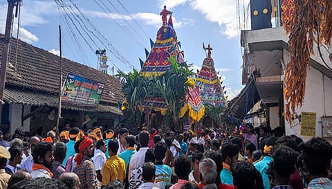 பக்தர்கள் வெள்ளத்தில் தேர் வலம் வந்த காட்சி.