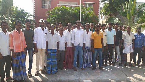 ஆக்கிரமிப்பு செய்த சாலையை சீரமைக்க கோரி போலீஸ் நிலையத்தை பொதுமக்கள் முற்றுகையிட்ட காட்சி.