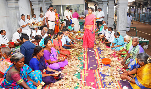 உண்டியல் பணம் எண்ணப்பட்ட காட்சி.