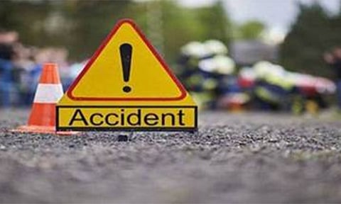 கார் மோதி 2 வாலிபர்கள் படுகாயம்