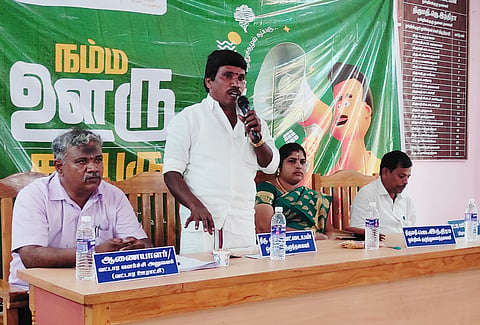 கூட்டத்தில் ஒன்றிய தலைவர் வேட்டையன் பேசிய போது எடுத்த படம். அருகில் துணைத்தலைவர் இந்திரா ஜெயக்குமார், வட்டார வளர்ச்சி அலுவலர்கள் அன்பரசு, ராமர் உள்ளனர்.