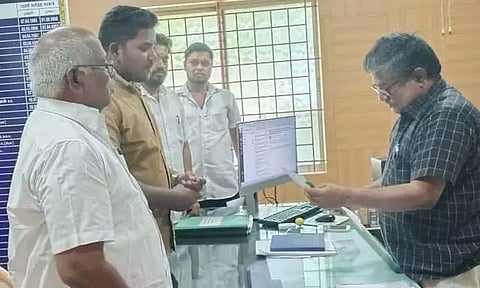 நகராட்சி கமிஷனரிடம் மனு கொடுத்தபோது எடுத்தபடம்.