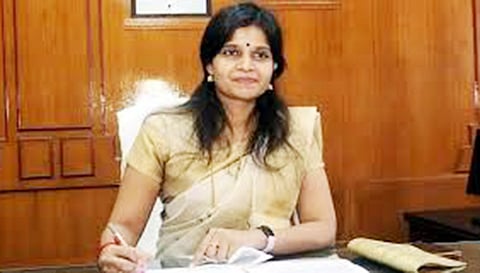 கலெக்டர் காயத்ரி கிருஷ்ணன்.