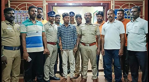 ரேசன் கடை ஊழியரை கொலை செய்த வாலிபர் அரவிந்தை போலீசார் கைது செய்தனர். 