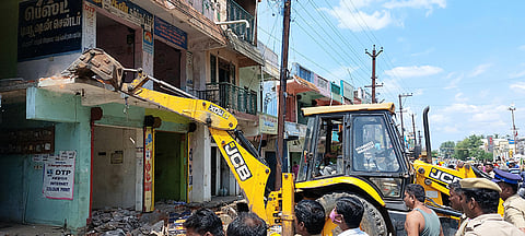 விருத்தாசலத்தில் ஆக்கிரமிப்பு கட்டிடங்களை பொக்லைன் எந்திரம் மூலம் அகற்றிய காட்சி.