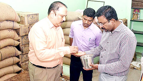 அங்காடியில் உணவு பொருட்களின் இருப்பு, தரம் குறித்து மாவட்ட கண்காணிப்பு அலுவலர் விஜயகுமார் ஆய்வு செய்தார்.