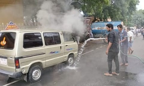 திடீரென தீ பிடித்து எரிந்த வேன்