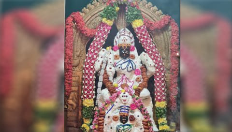 விழாவையொட்டி செங்குந்தர் மாரியம்மன் சிறப்பு அலங்காரத்தில் அருள்பாலித்த காட்சி.