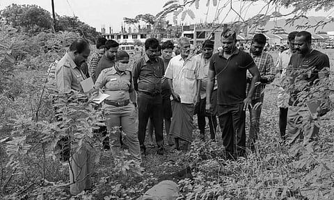 கொலை நடத்த இடத்தில் ஏ.டி.எஸ்.பி தலைமையிலான போலீசார் விசாரணை நடத்தினர்