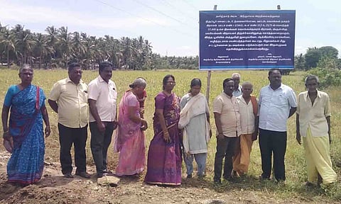 அறிவிப்புப் பலகை வைக்கப்பட்ட காட்சி.