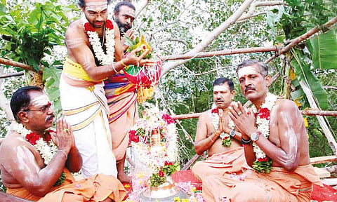 கலசங்கள் வைக்கப்பட்டு மகா கும்பாபிஷேக விழா நடைபெற்ற காட்சி.