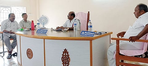 திருப்புல்லாணி யூனியன் கூட்டம் தலைவர் புல்லாணி தலைமையில் நடந்தது.