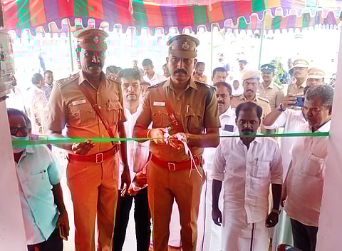 புறக்காவல் நிலையத்தை திருவாடனை காவல் துணை கண்காணிப்பாளர் நிரேஷ் ரிப்பன் வெட்டி திறந்து வைத்தார்.