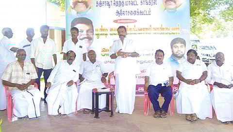 கூட்டத்தில் தஞ்சை தெற்கு மாவட்ட காங்கிரஸ் தலைவர் து.கிருஷ்ணசாமி வாண்டையார் பேசினார்.