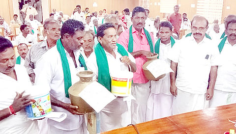 பித்தளை குடத்துடன் வந்து மனு கொடுத்த விவசாய சங்க நிர்வாகிகள்.