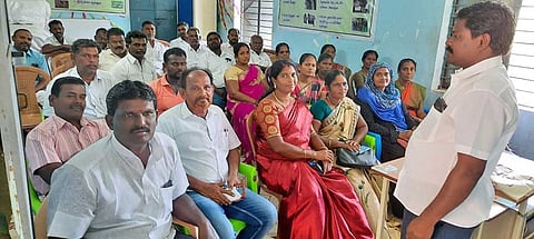 கூட்டத்தில் கலந்து கொண்டவர்களை படத்தில் காணலாம்.