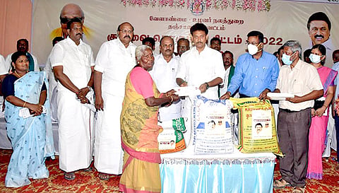 பயனாளிகளுக்கு நலத்திட்ட உதவிகளை அமைச்சர் அன்பில் மகேஷ் பொய்யாமொழி வழங்கினார்.