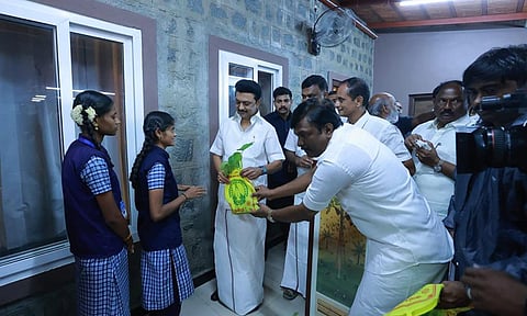 1 லட்சம் மாணவ-மாணவிகளுக்கு மரக்கன்றுகள் வழங்கும் விழா