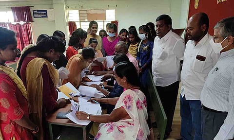 சான்றிதழ்கள் சரிபார்ப்பு நடைபெற்ற காட்சி. 