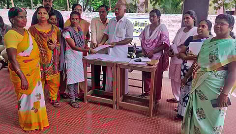 வாக்காளர் அடையாள அட்டையுடன் ஆதார் எண் இணைக்கும் படிவத்தினை பேரூராட்சித் தலைவர் கருணாநிதி வழங்கிய போது எடுத்த படம்.