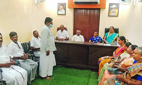 நிலக்கோட்டை பேரூராட்சிக் கூட்டம் தலைவர் சுபாஷினி பிரியா கதிரேசன் தலைமையில் நடைபெற்றது.