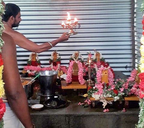 சாமிகளுக்கு தீபாராதனை காட்டப்பட்ட காட்சி.