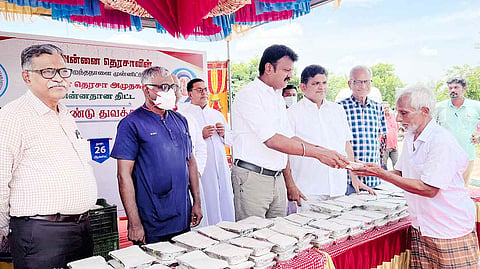 விழாவில் அன்னதான திட்டத்தை மாநகராட்சி ஆணையர் சரவணகுமார் தொடங்கி வைத்தார்.
