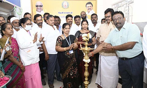 நிகழ்ச்சியில் கலெக்டர் முரளிதரன் குத்துவிளக்கேற்றி வைத்து பார்வையிட்டார்.