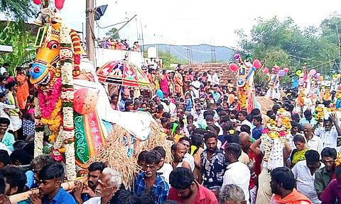 புரவிஎடுப்பு திருவிழாவில் பங்கேற்ற பொதுமக்களை படத்தில் காணலாம்.