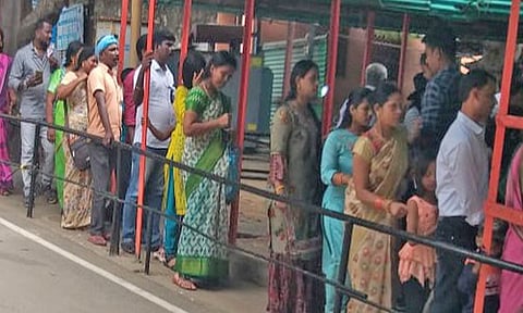 குமரி மாவட்டத்தில் உள்ள சுற்றுலா தலங்களில் கூட்டம் அலைமோதியது - விவேகானந்தர் மண்டபத்திற்கு செல்ல நீண்ட வரிசையில் காத்திருந்தனர்