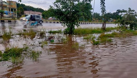 சேசன்சாவடியில் 4 வழிச் சாலையில் வழிந்தோட வழியின்றி ஏரி போல் தேங்கி நிற்கும் மழை நீர்.