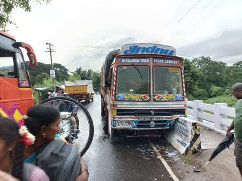 தாறுமாறாக ஓடிய சரக்கு லாரி பாலத்தின் மீது மோதி நின்றது.
