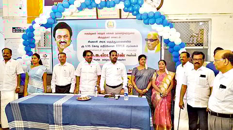  திறப்பு விழா நிகழ்ச்சியில் பங்கேற்ற அமைச்சர் சாத்தூர் ராமச்சந்திரன், சிவகாசி மாநகராட்சி மேயர் சங்கீதா இன்பம், விருதுநகர் மாவட்ட கலெக்டர் மேகநாத ரெட்டி உள்பட பலர் உள்ளனர்.