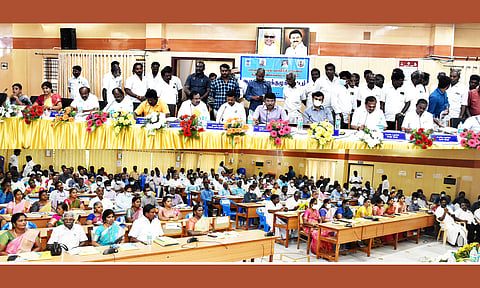 திருவண்ணாமலையில் மாவட்ட ஊரக வளர்ச்சி முகமையின் சார்பில் ஆட்சிமன்றகுழுக் கூட்டம் மாவட்ட கலெக்டர் முருகேஷ் தலைமையில் நடைபெற்ற போது எடுத்தபடம்.