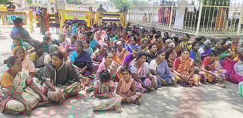 உண்ணாவிரதத்தில் பங்கேற்ற பெண்கள்.