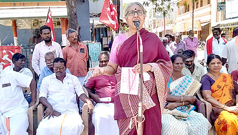 கூட்டத்தில் மத்திய குழு உறுப்பினர் வாசுகி பேசினார்.