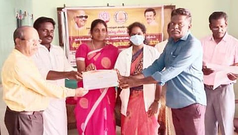 தூய்மை பணியாளர்களுக்கு பாராட்டு சான்றை நகர்மன்ற தலைவர் கவிதாபாண்டியன் வழங்கினார்.