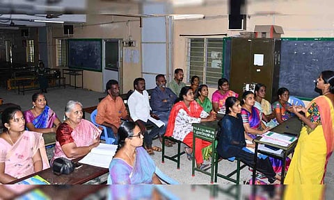 பள்ளி மேலாண்மை குழு கூட்டம் நடைபெற்ற காட்சி.