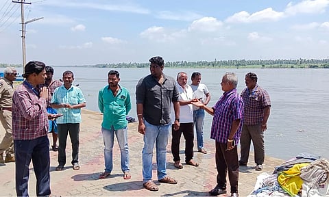 கொடுமுடி பகுதியில் ஆர்.டி.ஓ. சதீஷ்குமார் மற்றும் அதிகாரிகள்ஆய்வு செய்தனர்.