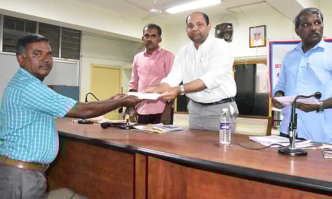 முன்னாள் படை வீரர்கள் குறை தீர்க்கும் கூட்டத்தில் கலெக்டர் கிருஷ்ணனுண்ணியிடம் மனுக்கள் வழங்கினர்.