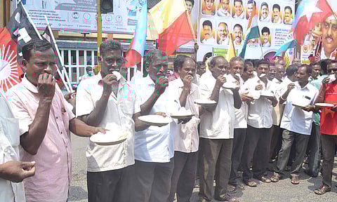 அனைத்து தொழிற்சங்கத்தினர் பஞ்சு தின்னும் நூதன போராட்டம் நடத்திய காட்சி.