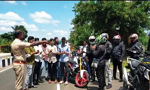 ஏலகிரி மலையில் ஹெல்மெட் அவசியம் குறித்து சுற்றுலா பயணிகளிடம் விழிப்புணர்வு