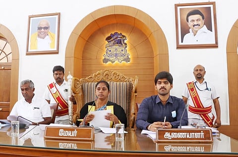 குடிநீர் பணிகளுக்காக குழிகளை தோண்டி மூடாமல் இருந்தால் அபராதம்-மாநகராட்சி கூட்டத்தில் எச்சரிக்கை