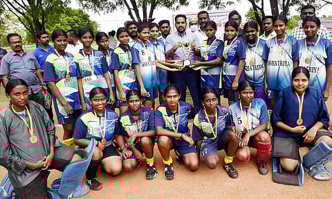 இறுதி ேபாட்டியில் வெற்றி பெற்ற விருதுநகர் சத்ரியா பெண்கள் மேல்நிலைப்பள்ளி மாணவிகளுக்கு கலெக்டர் மேகநாதரெட்டி பரிசு வழங்கினார்.