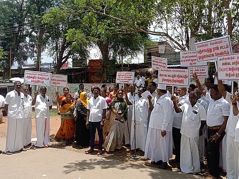 ஆர்ப்பாட்டத்தில் ஈடுபட்டவர்களை படத்தில் காணலாம்.