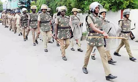 பெரம்பலூரில் போலீஸ் கொடி அணிவகுப்பு