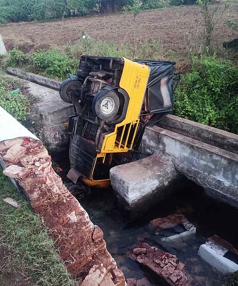 கவிழ்ந்து கிடக்கும் ஆட்டோ.